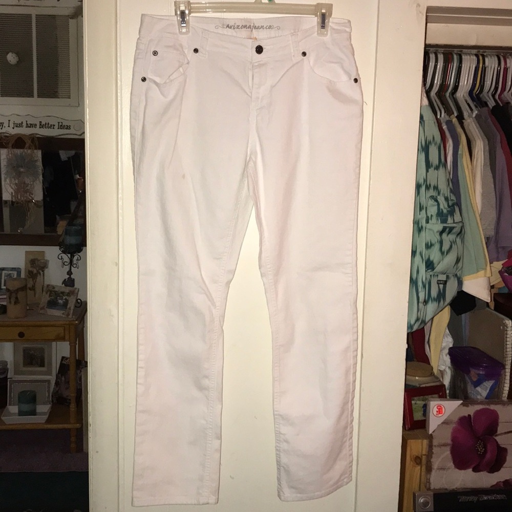 Woman’s size 18 1/2 white straight leg jeans.